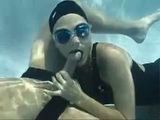 Couple Enjoy Underwater Sex - AsianJizzHub